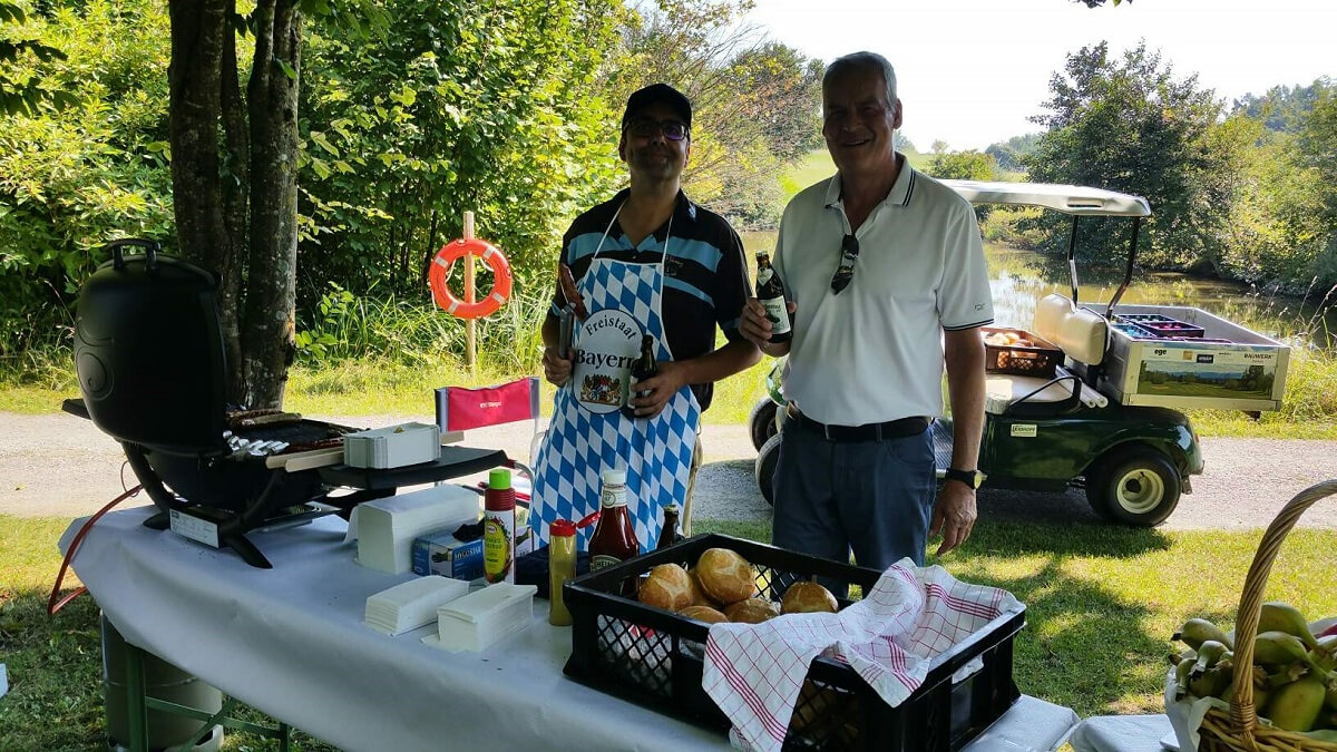 Grillmeister Marc und Barkeeper Friedrich