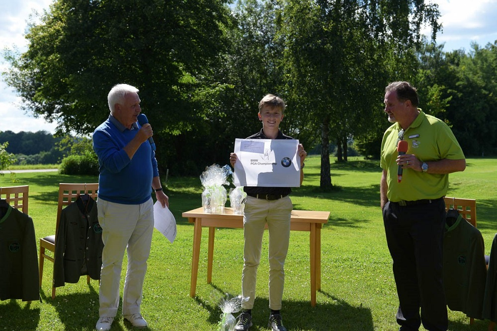 v.l.n.r. Präsident G.Wagner, Jugend-Clubmeister M.Jeebe, Clubmanager A.Sapia
